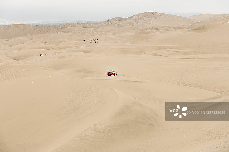 秘鲁库斯科附近有红色车辆的沙漠景观图片素材