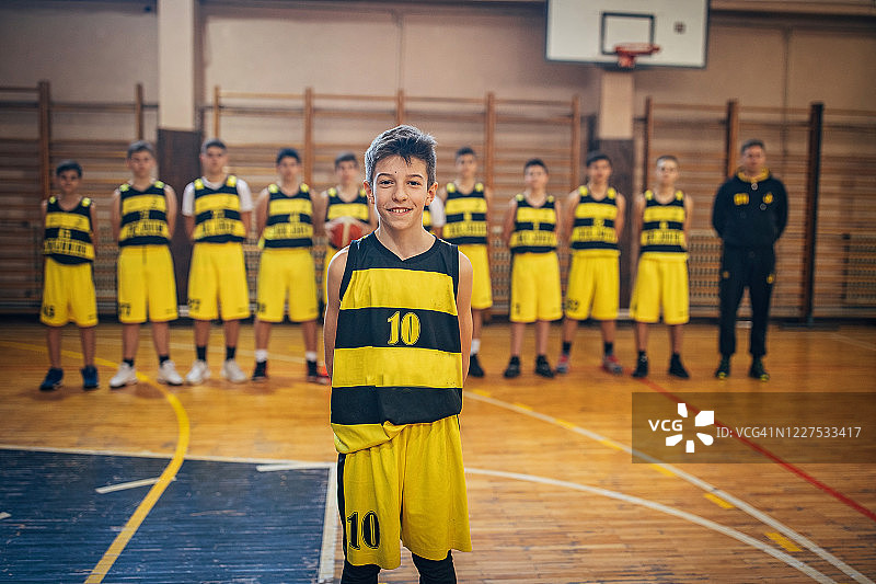 青少年篮球运动员站在队友面前图片素材
