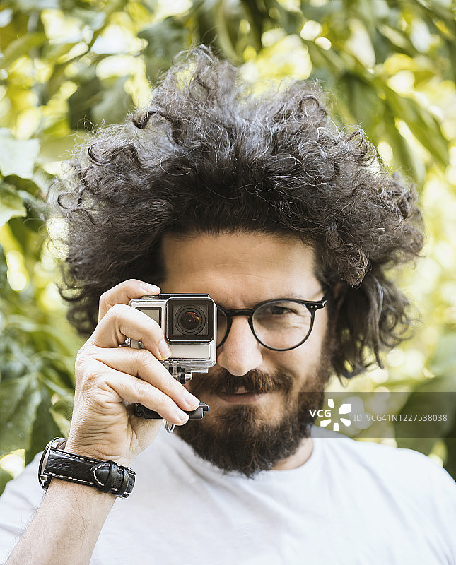 摄影师手持运动相机特写，选择性聚焦图片素材