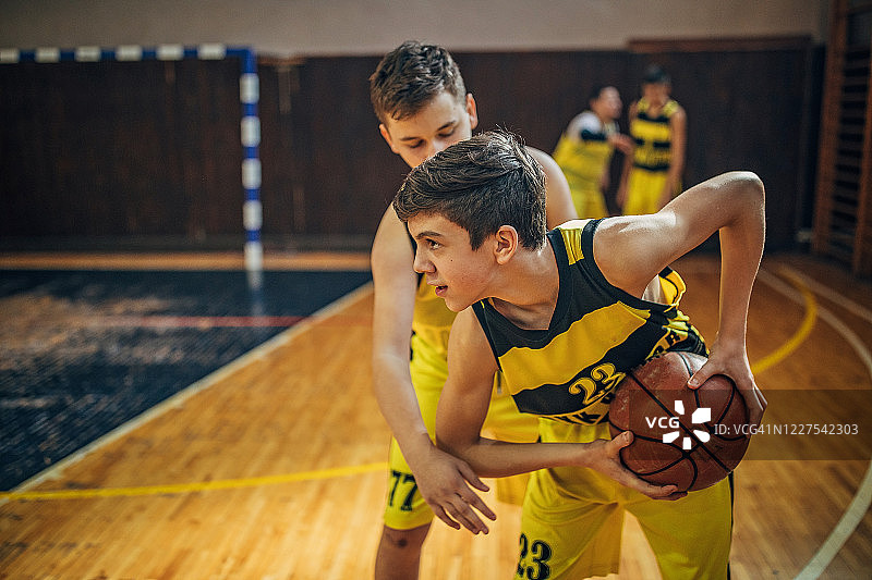 两名青少年进行篮球对决图片素材
