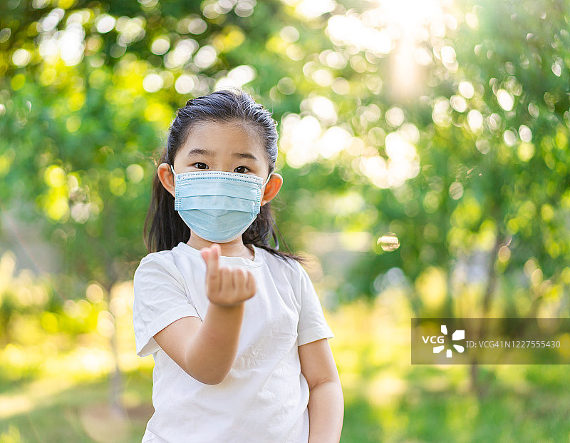 小女孩比划小爱心手势图片素材