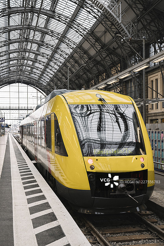 德国黑森州法兰克福火车站的黄色列车图片素材