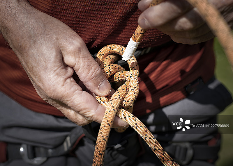 在攀岩安全带上打8字结图片素材