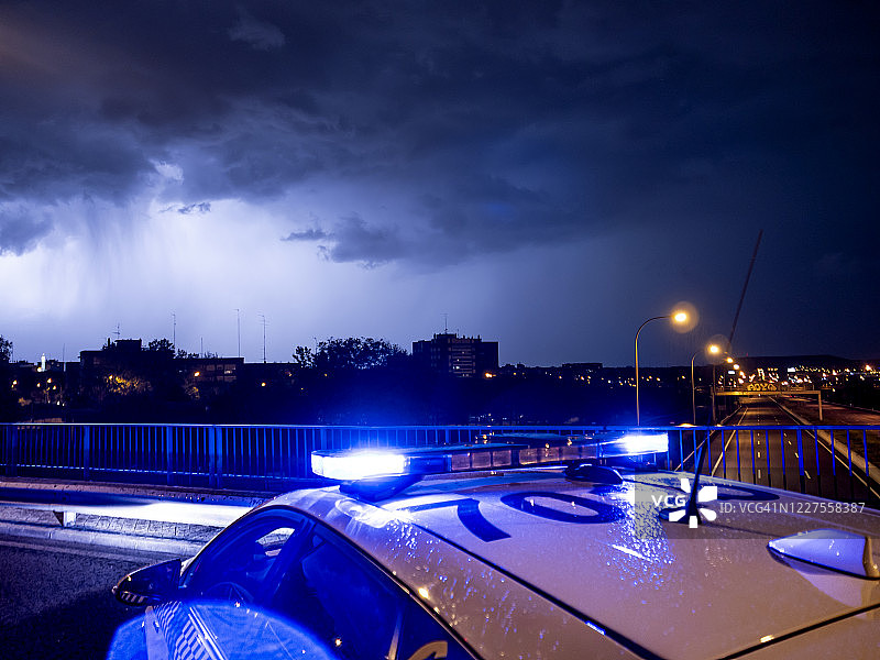 西班牙马德里，夜间紧急干预期间警察的紧急灯特写图片素材