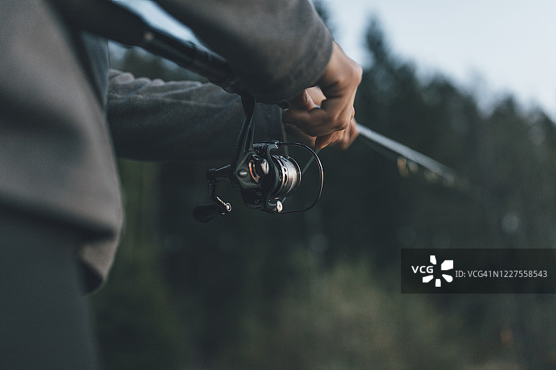 男人手持钓鱼竿特写图片素材