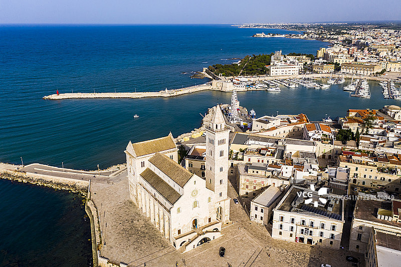意大利巴列塔-安德里亚-特拉尼省：夏天特拉尼大教堂的直升机视角图片素材