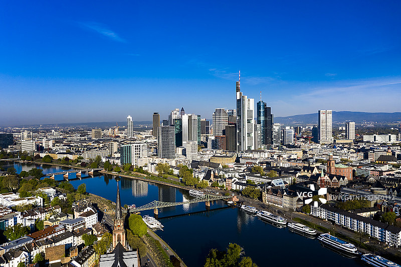 德国黑森州法兰克福，河畔城市与市中心摩天大楼的直升机视角图片素材