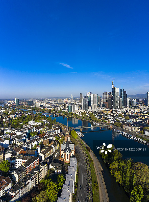 德国黑森州法兰克福市区摩天大楼与河畔风光（直升机视角）图片素材