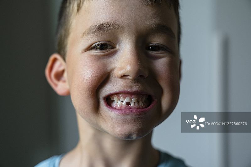 露出牙缝的小男孩肖像图片素材