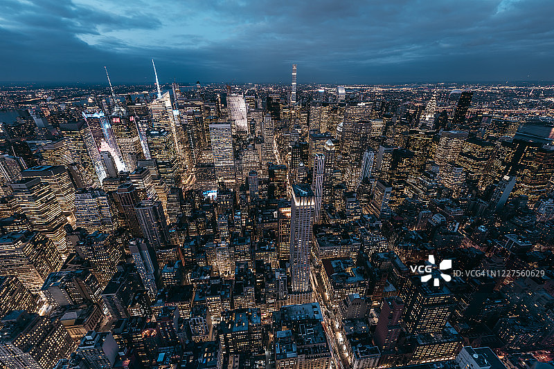 夜晚曼哈顿中城天际线和摩天大楼图片素材