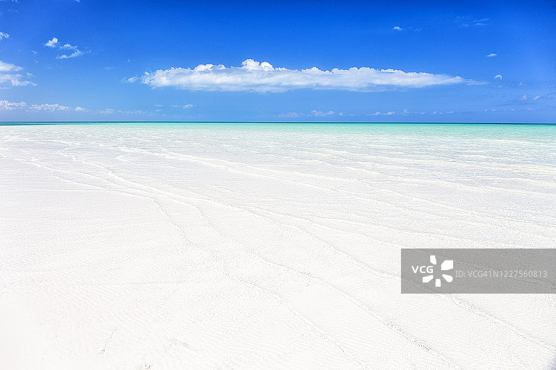 墨西哥尤卡坦州霍尔博克斯岛蓝色天空下的田园诗般海景图片素材