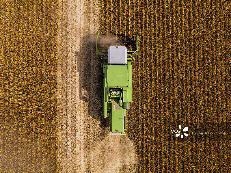 大豆田中联合收割机鸟瞰图片素材