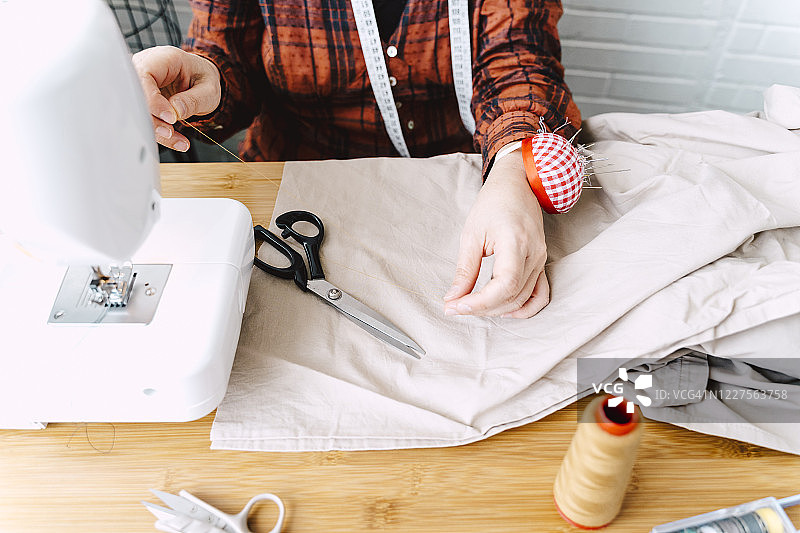 在家缝纫的女人特写图片素材