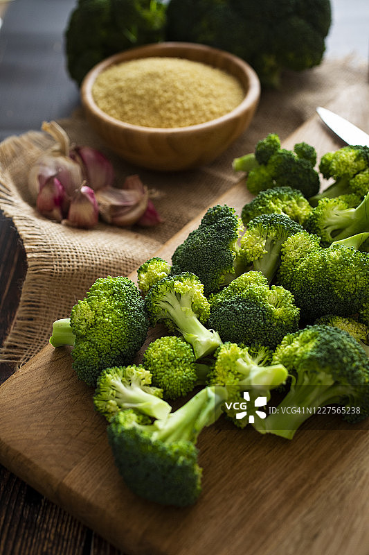 菜板、大蒜、古斯米和新鲜西兰花图片素材