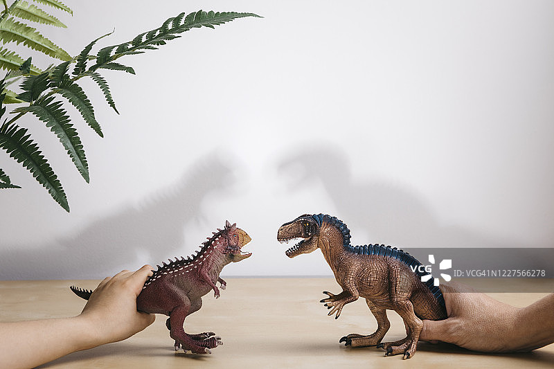 玩恐龙图片素材