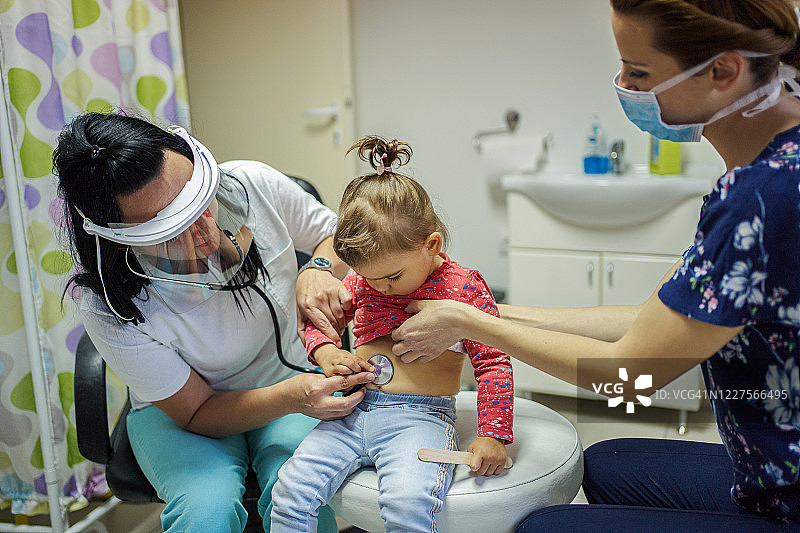 疫情期间母亲带孩子看医生图片素材