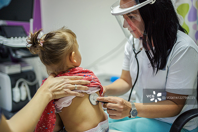 疫情期间母亲带孩子看医生图片素材