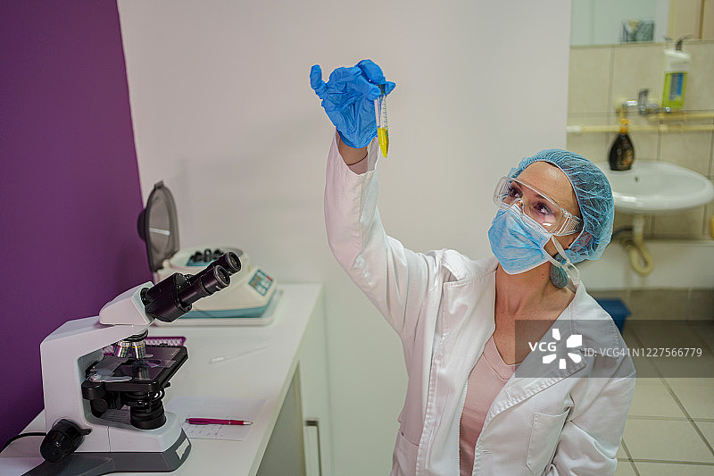 在实验室工作的女科学家图片素材