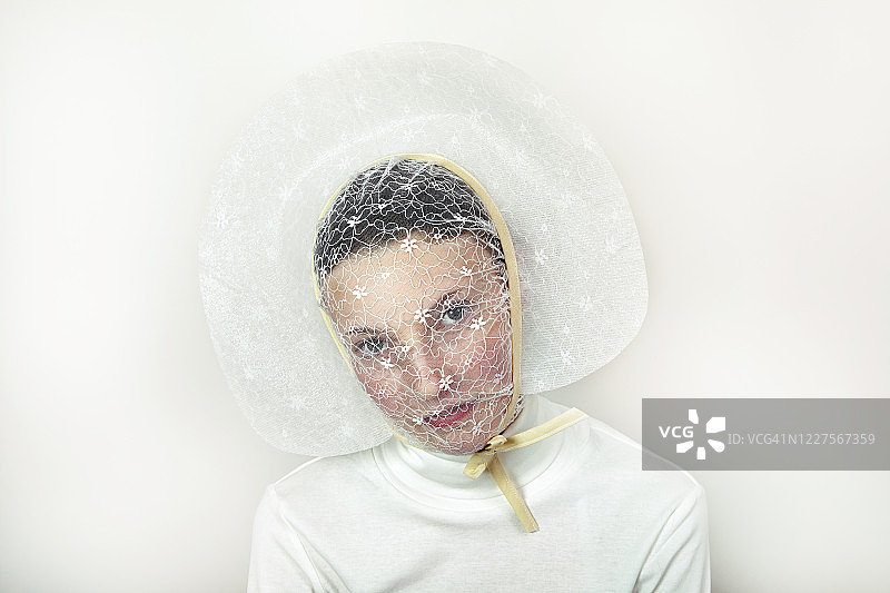 戴白色头巾面纱的少女肖像图片素材