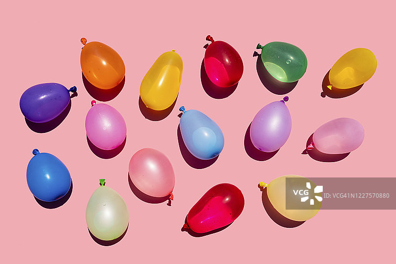 一堆彩色水球的影棚照图片素材