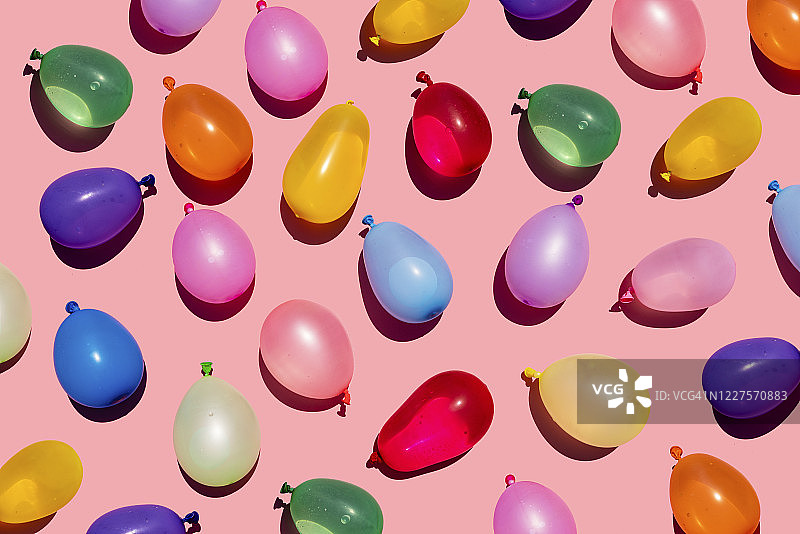 一堆彩色水球的影棚照图片素材