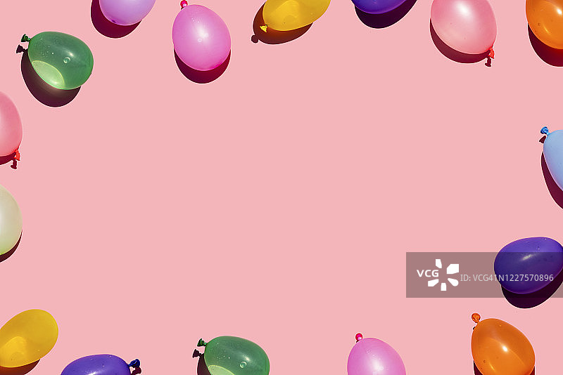 粉色背景上彩色水球的影棚照片图片素材