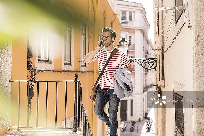 在葡萄牙里斯本的城市里打电话的年轻人图片素材