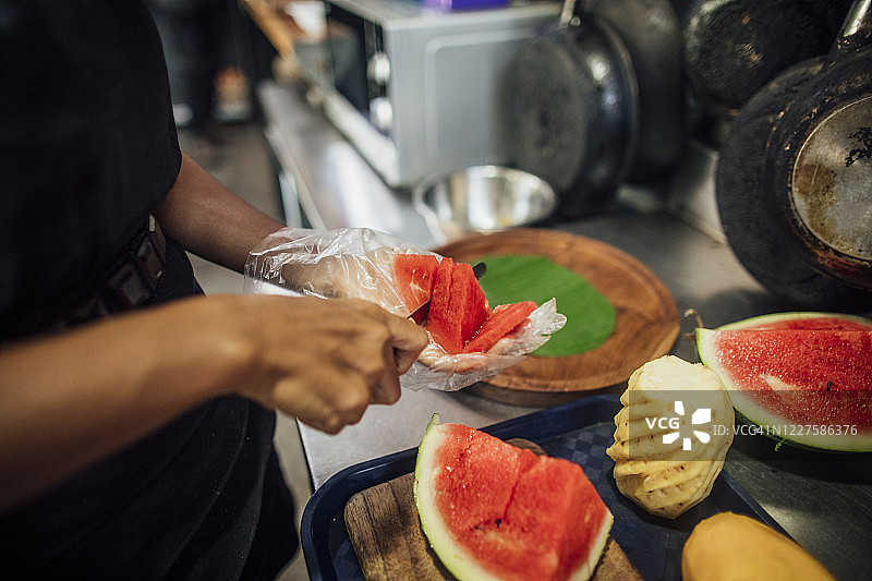 在厨房制作健康沙拉图片素材