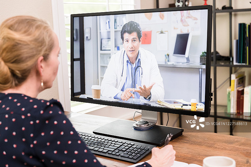 在家中办公室与医生进行远程会议的女士图片素材