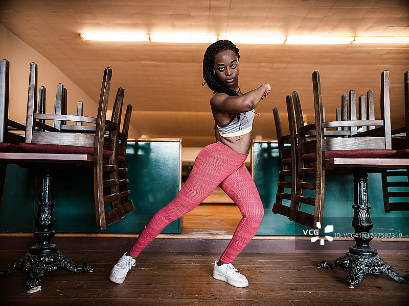 跳舞的非洲妇女图片素材