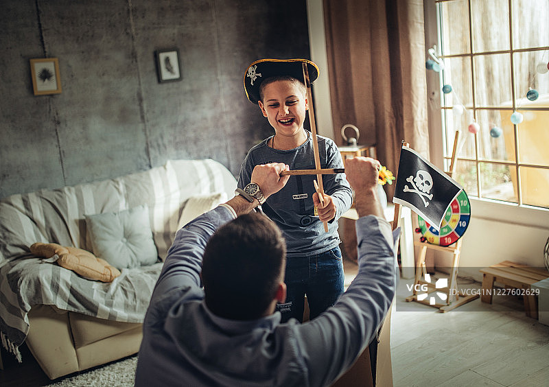 父亲和儿子一起玩冒险游戏图片素材