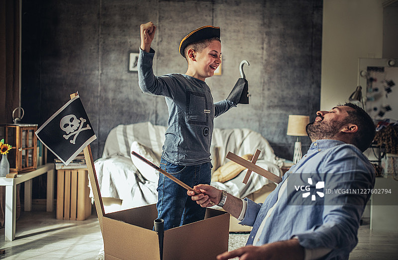 父亲和儿子一起玩冒险游戏图片素材