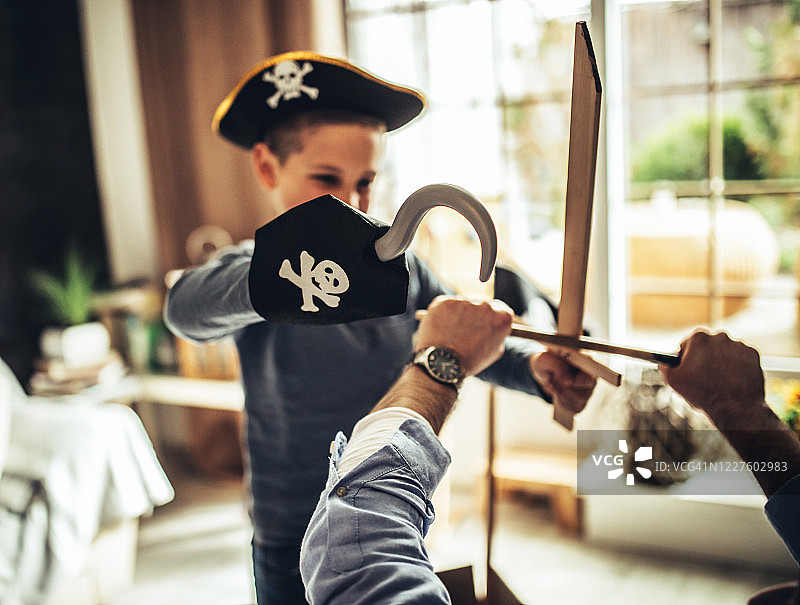 父亲和儿子一起玩冒险游戏图片素材