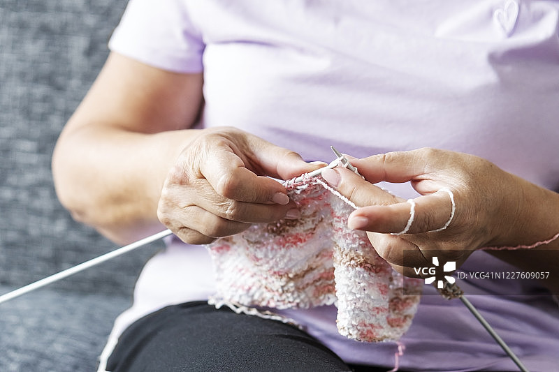 妇女在家编织图片素材