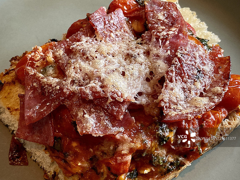 融化奶酪和烤面包皮的自制意式烤面包披萨图片素材