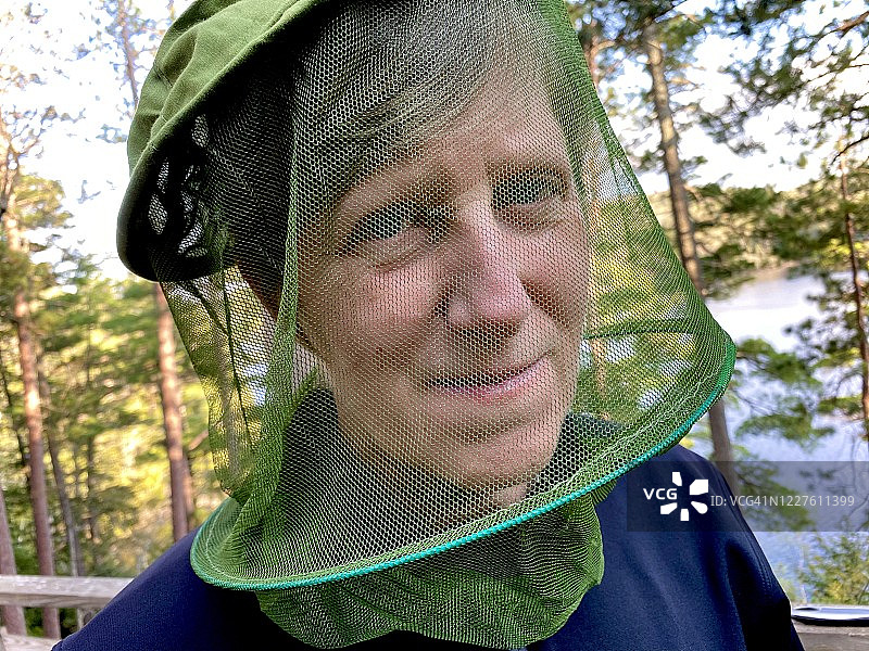 在树林中戴防护网的女人图片素材