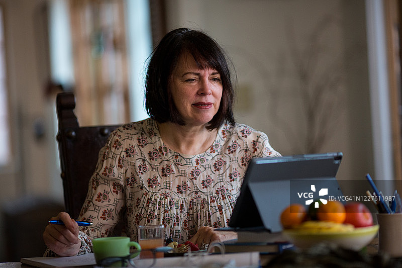 中年妇女使用数码设备图片素材