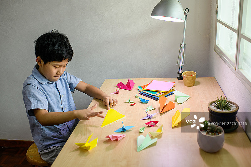 男孩玩折纸图片素材