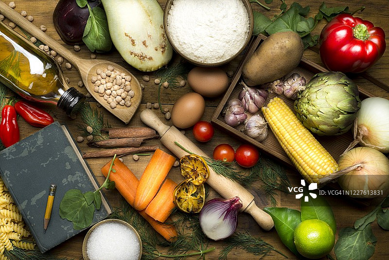 厨房里有铅笔和食物的食谱图片素材