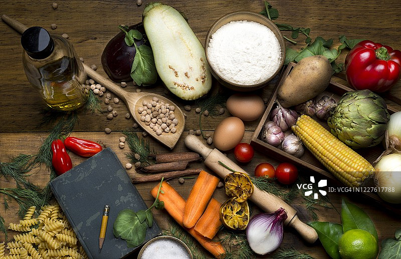 厨房里有铅笔和食物的食谱图片素材