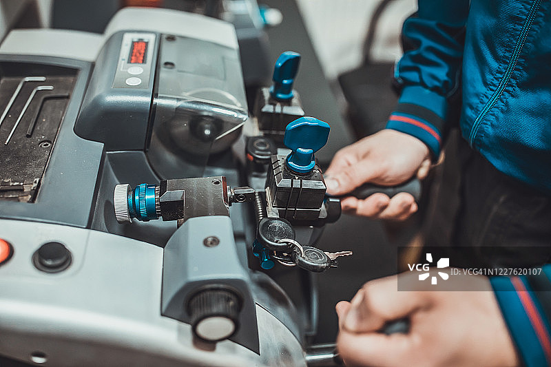 锁匠用机器切割汽车钥匙图片素材