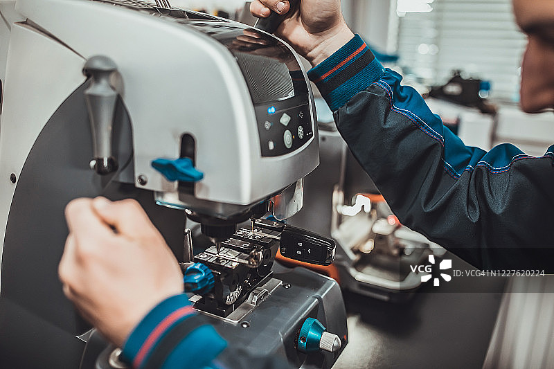 锁匠用机器切割汽车钥匙图片素材