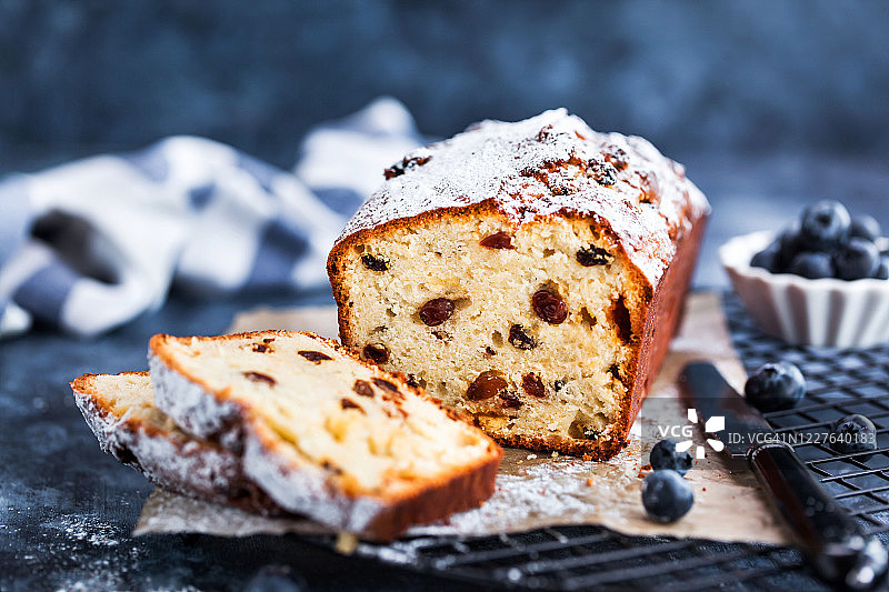 美味自制农家奶酪葡萄干面包图片素材