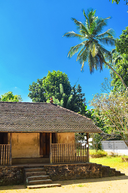 Embekka Devale的牛皮纸雕刻工艺品图片素材