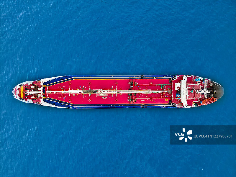 受COVID-19病毒影响，停泊在海上的油轮航拍图片素材