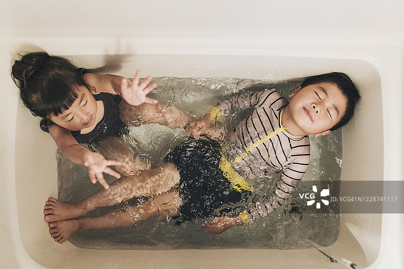 姐弟/兄妹在浴室里玩水池图片素材