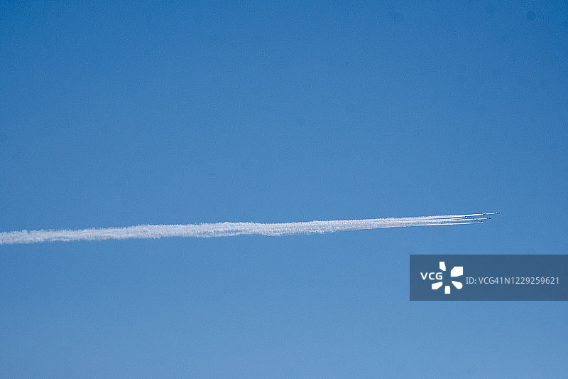 编队飞行中的飞机云朵图片素材