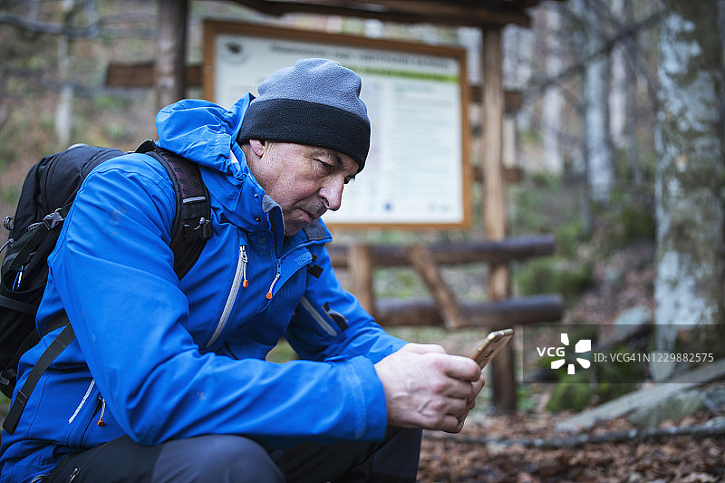 使用智能手机的徒步旅行者图片素材