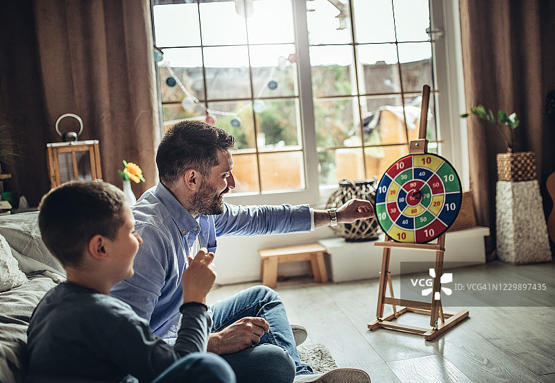 父亲和孩子们在家里玩耍图片素材