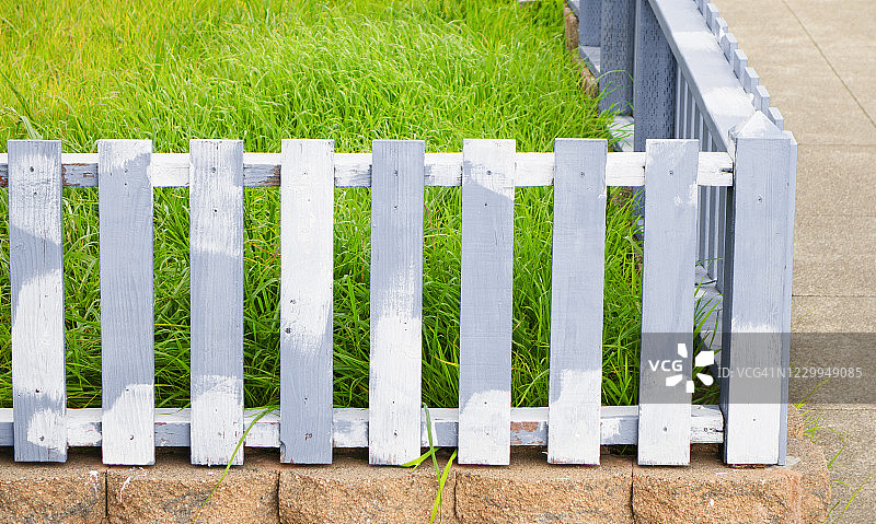 部分涂漆的小木栅栏图片素材